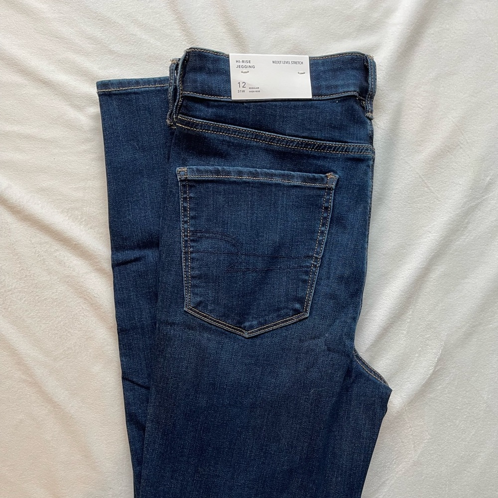 NWT American Eagle hi-rise jegging with next level stretch. Size 12 regular/31W